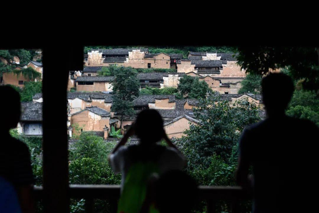 中统三年春，....以公为左司郎中。是时朝廷肇进官仪，每除拜，犹令翰